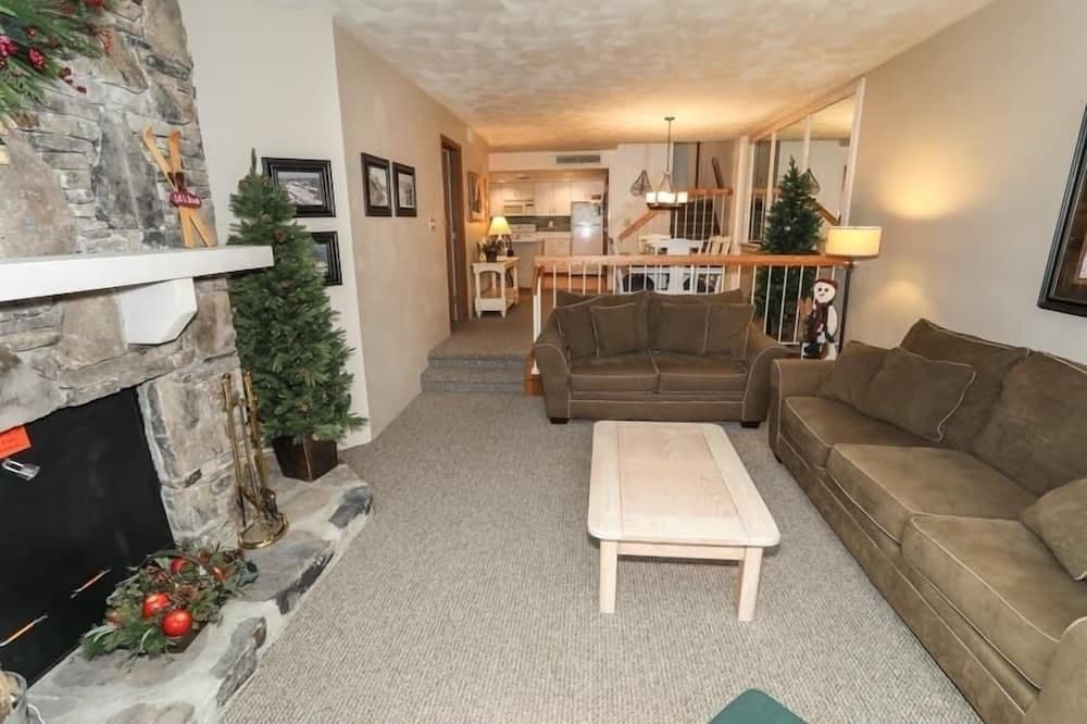 Seven Springs 2 BR Deluxe Condo with Mountain Views by RedAwning