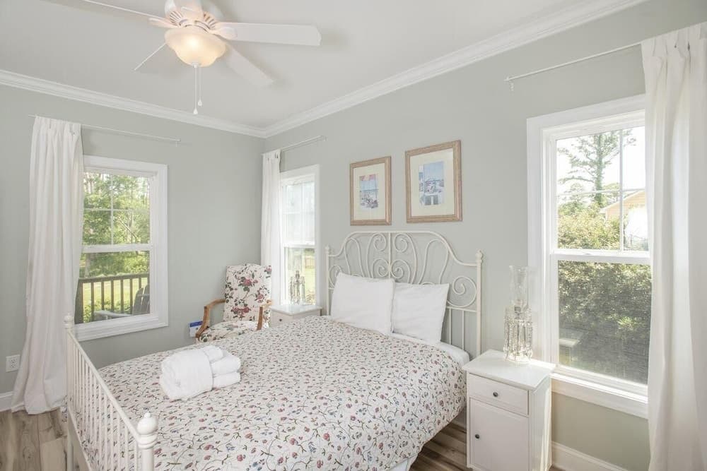 Sunset Bay Retreat 4 Bedroom Home by RedAwning