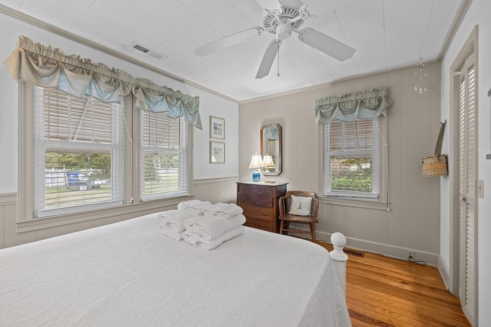 Whispering Oaks 3 Bedroom Home by RedAwning