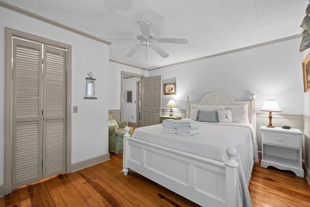 Whispering Oaks 3 Bedroom Home by RedAwning