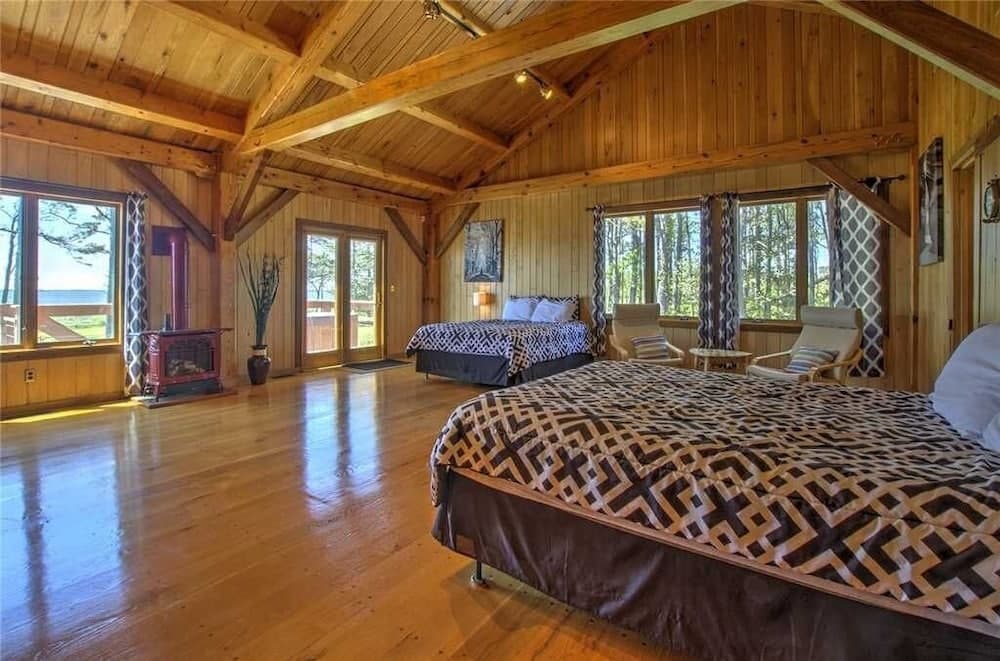 Nautical Getaway 3 Bedroom Home by RedAwning