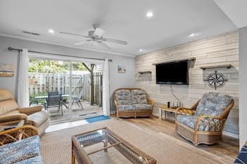 Sand Dollars & Sunshine 2 Bedroom Condo by Redawning