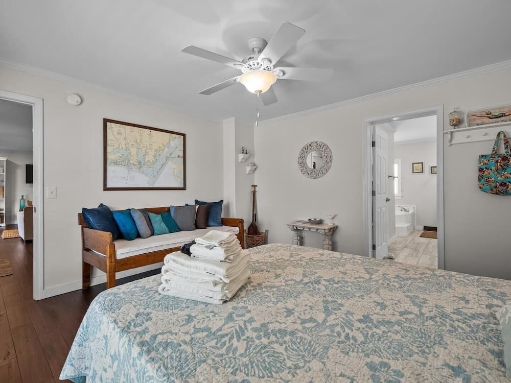 Sea La Vie 3 Bedroom Home by RedAwning