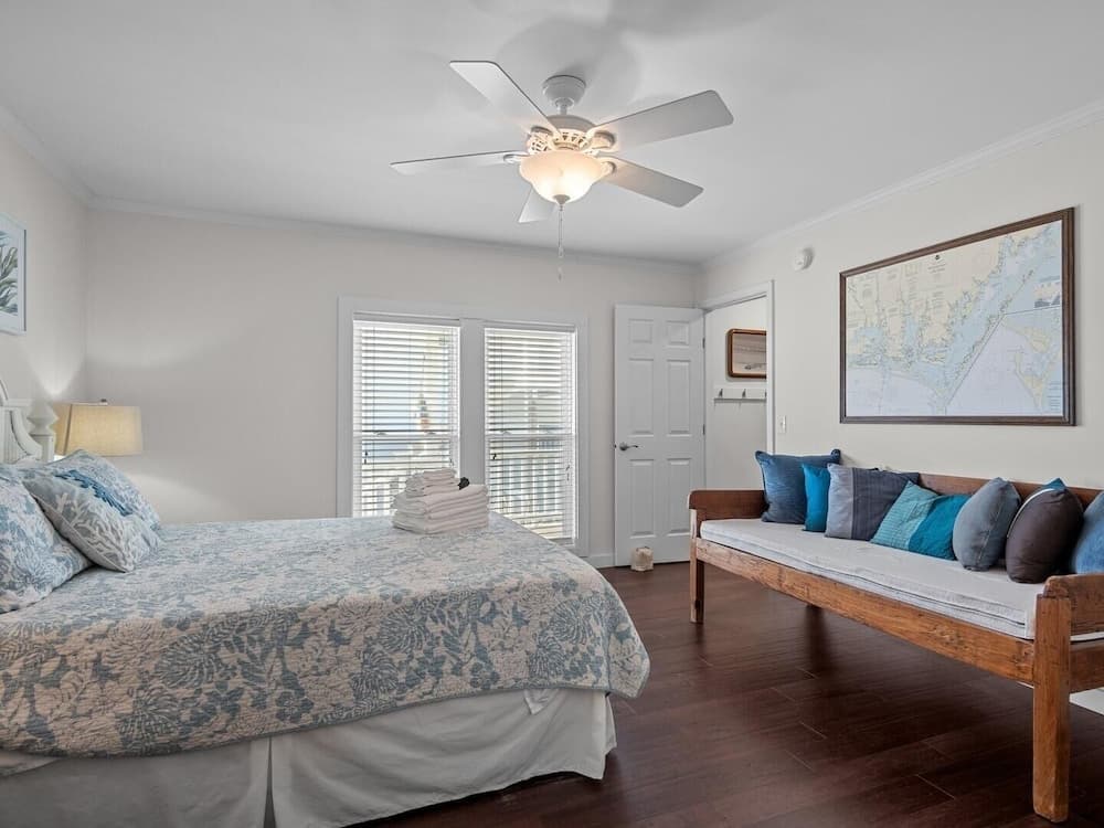 Sea La Vie 3 Bedroom Home by RedAwning