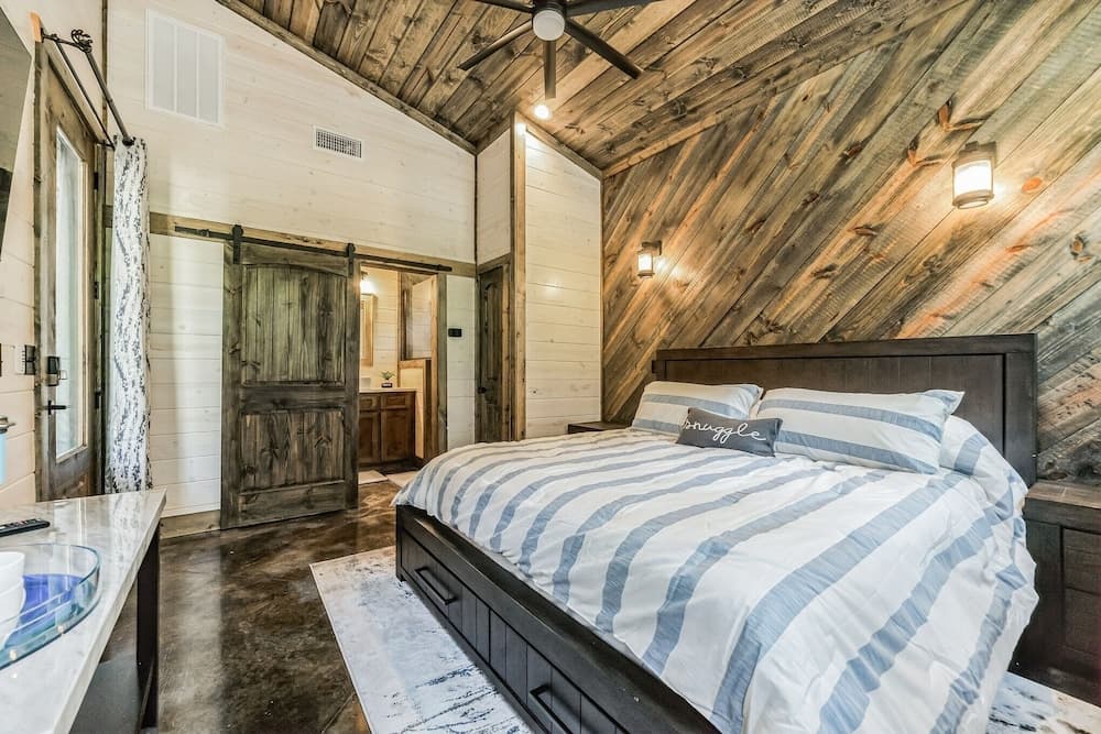 Couple's Therapy 3 Bedroom Cabin