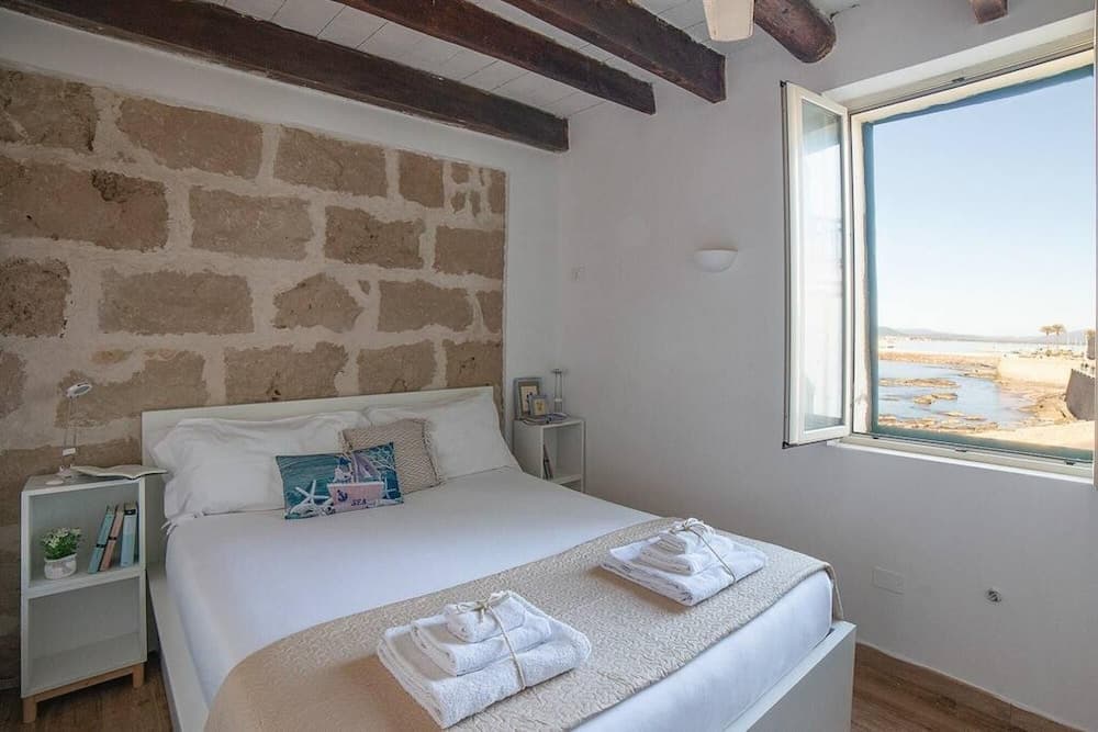 Welcomely - Waterfront Home a Balcony on the sea