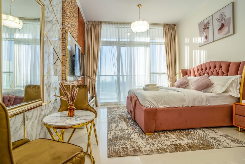 Tanin - Wake Up To Dubai Skyline From This Stylish Studio