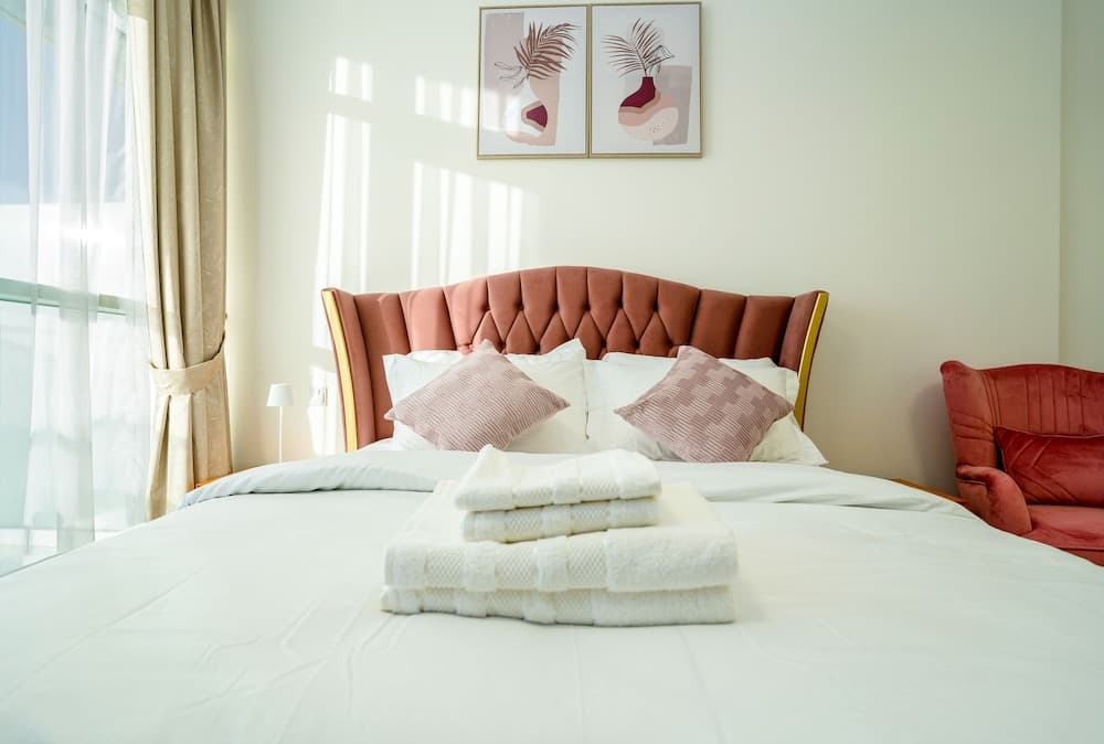 Tanin - Wake Up To Dubai Skyline From This Stylish Studio