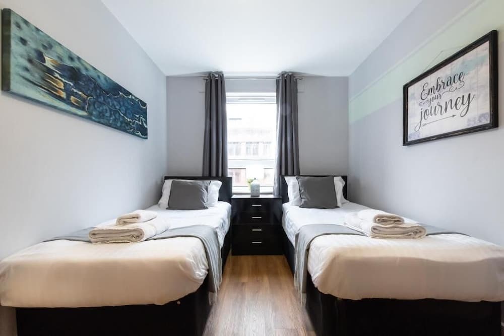 Black Moon 2 bed 2 bath Central location