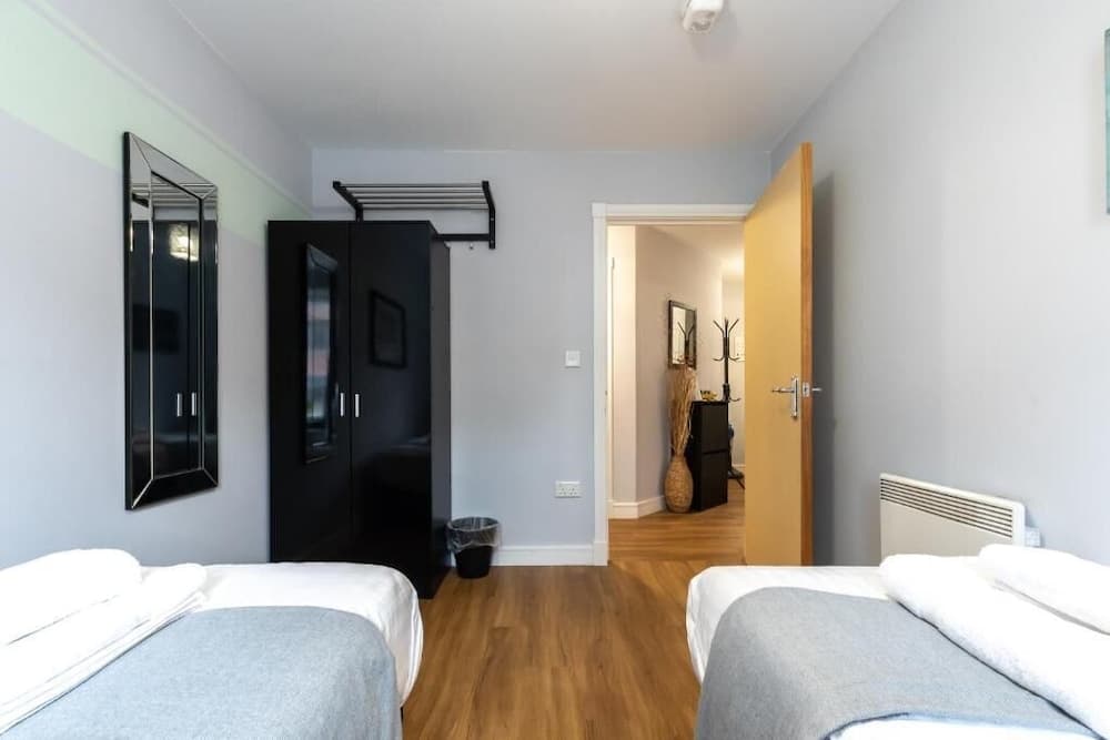 Black Moon 2 bed 2 bath Central location