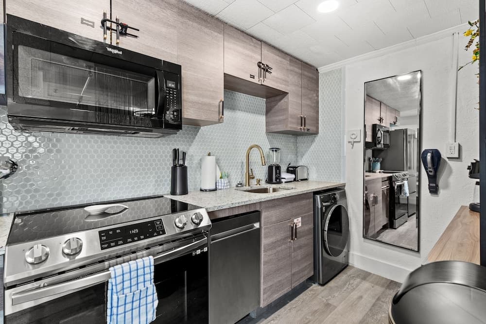 219 Palmetto Pl 1 - Tropical Paradise