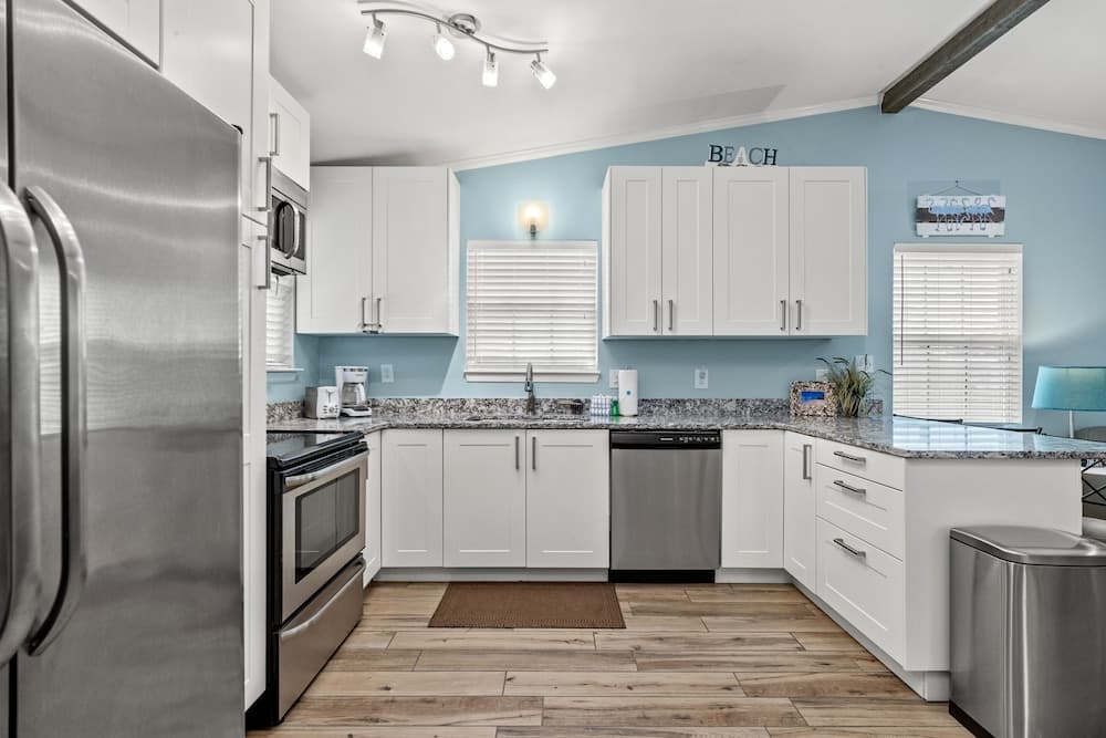 609 Evergreen St - Waves for Daze