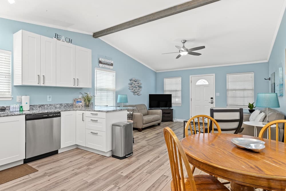 609 Evergreen St - Waves for Daze