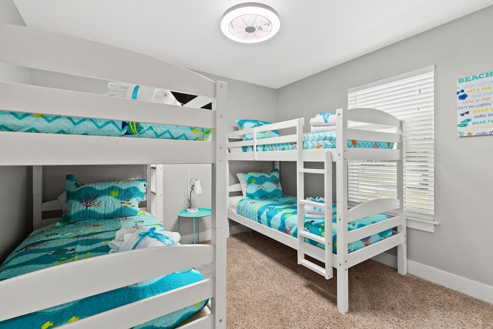 3bd, 2BA Home! Family Friendly! Close to Beach! HOT Tub!