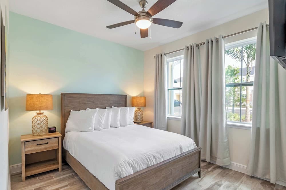 Turquoise Breeze Close to Disney