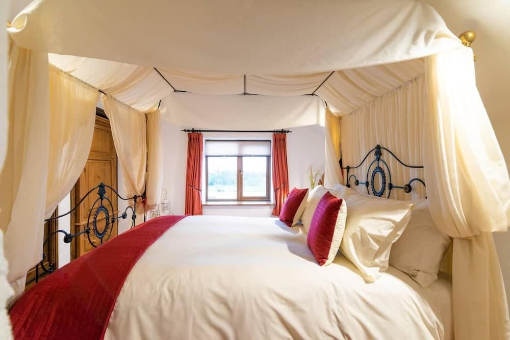 Lakeside Escape, Stone Countryside Cottage