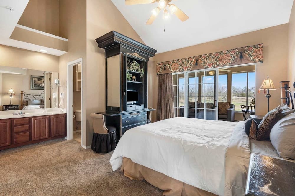 Glory Daze - Overlooking the Golf Course!