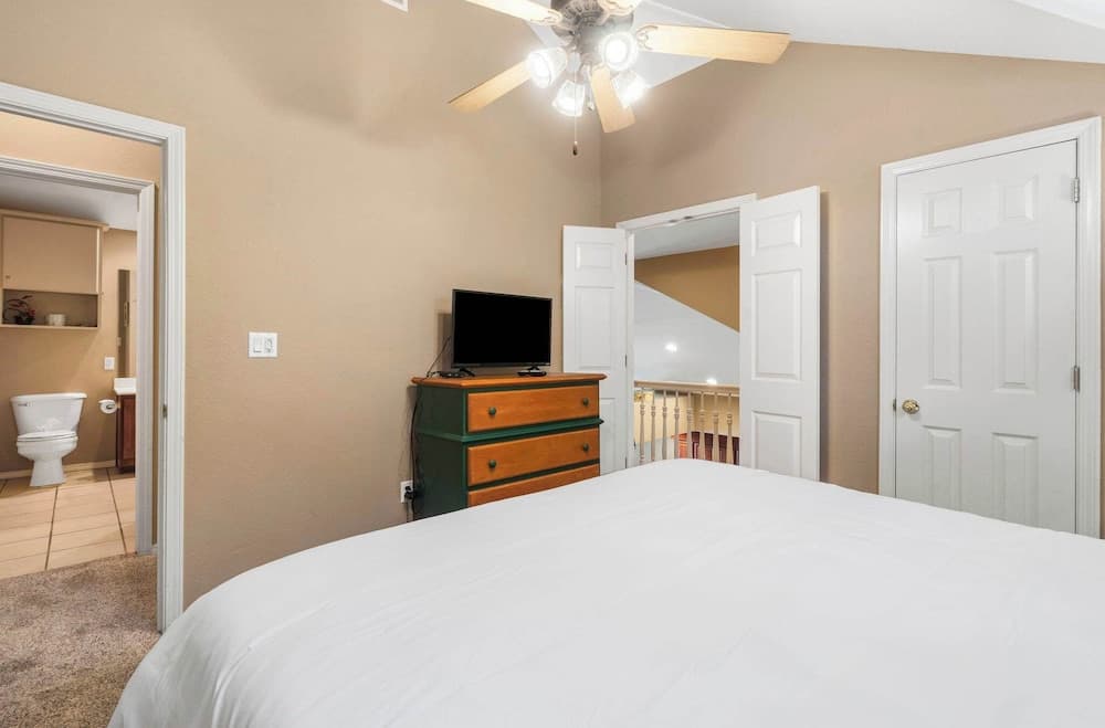 Glory Daze - Overlooking the Golf Course!