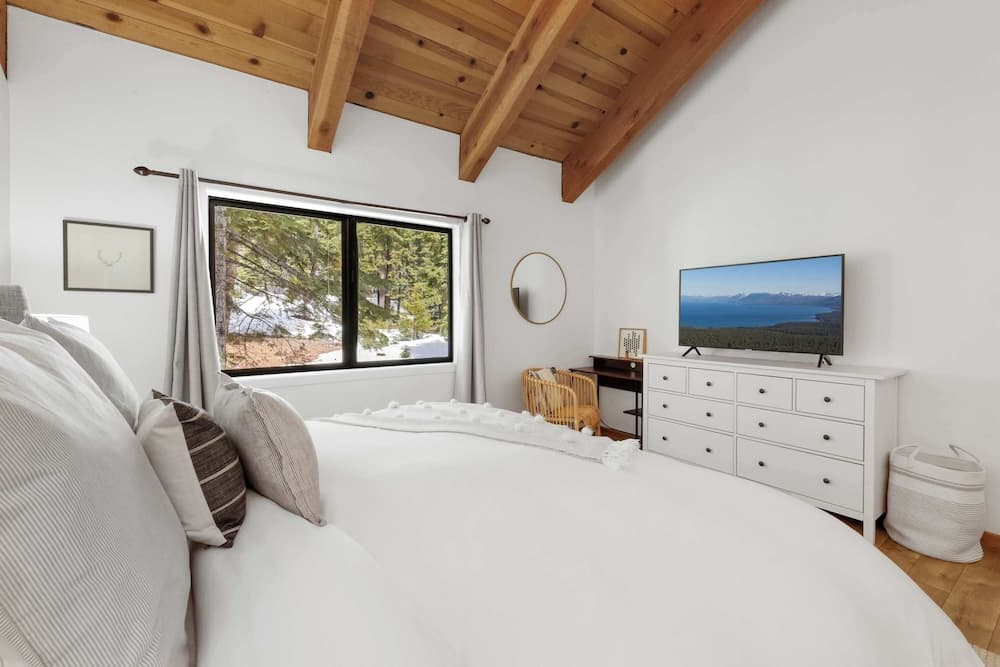 Bright & Modern Cabin Luxury Home in Carnelian Bay!