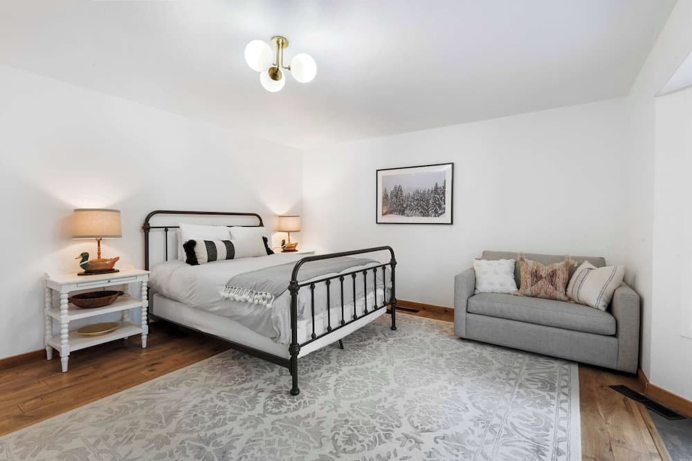 Bright & Modern Cabin Luxury Home in Carnelian Bay!