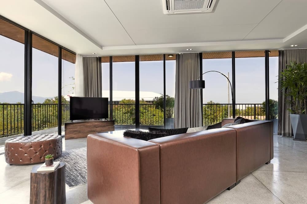 Modern 2 Bdr Apt, Large Living Room, High Speed Wifi