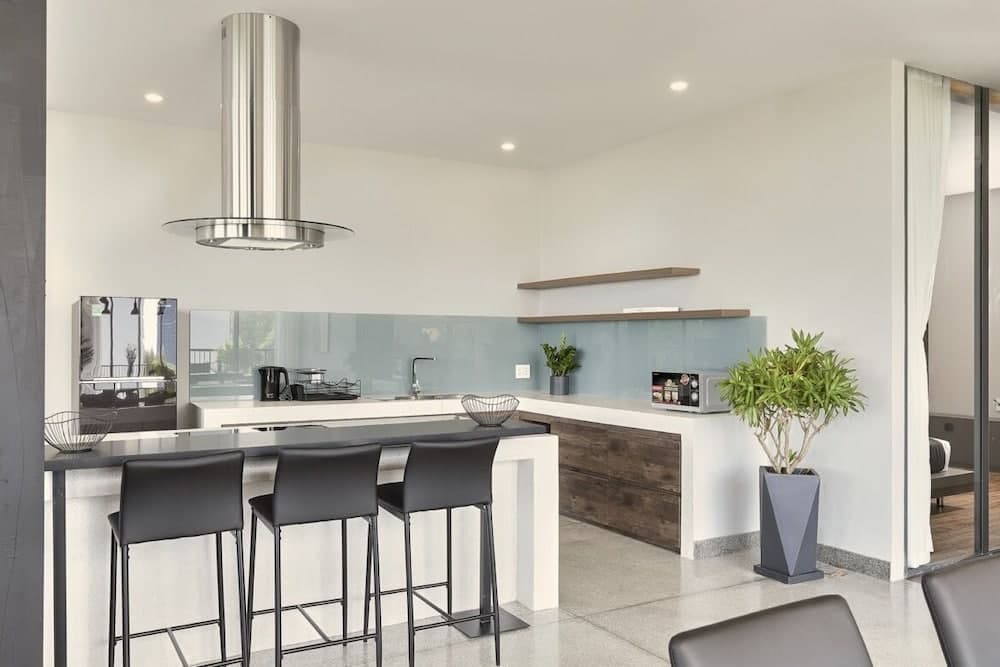 Modern 2 Bdr Apt, Large Living Room, High Speed Wifi