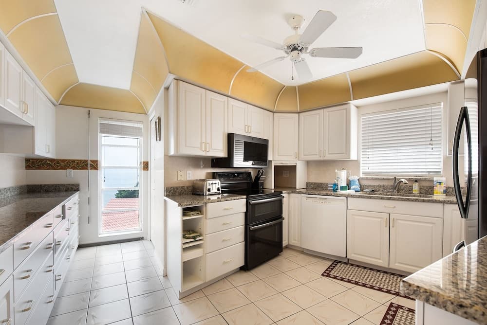 232 South Harbor Upstairs 3 Bedroom Apts by RedAwning