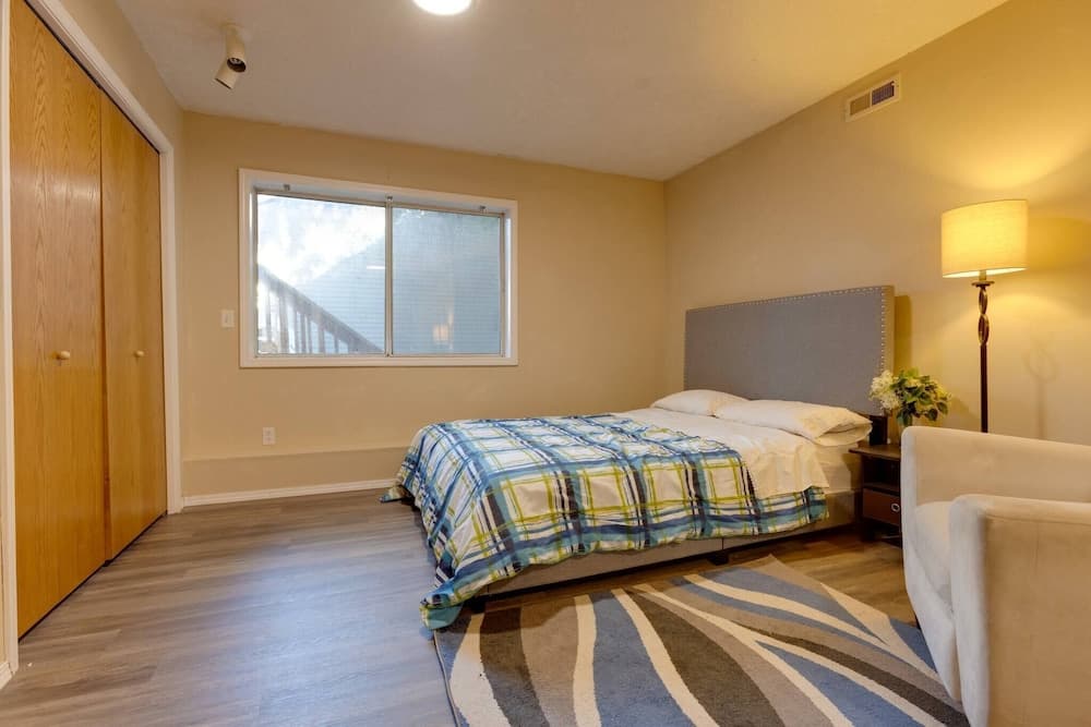 Oregon Jade Lodging- Spacious 2 Bedrooms, Ev Charger, Quite By Stream