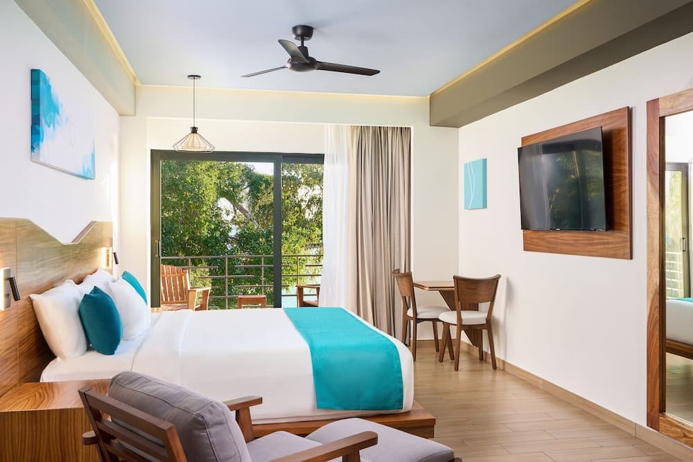 Cristalino Lagoon Front Hotel Restaurant & SPA