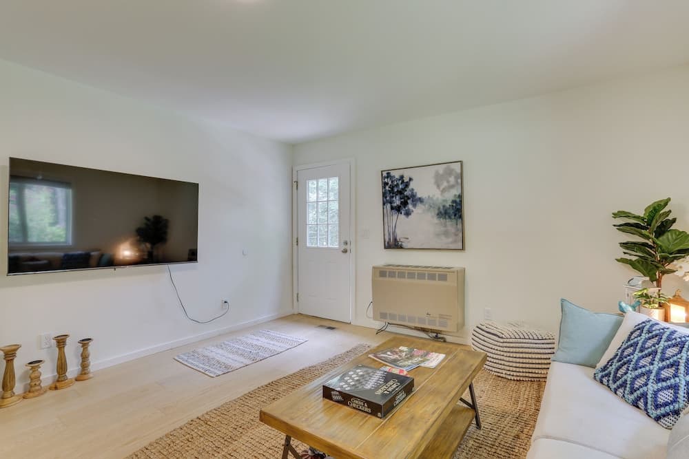 Cozy Swan Lake Apt w/ Grill + Private Yard