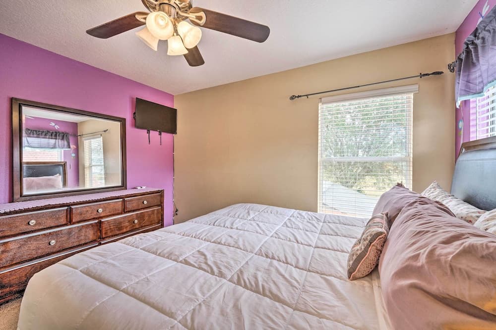 Spacious Family Home w/ Spa in Davenport!