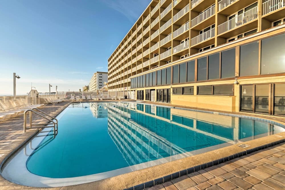 Walk to Ocean: Bright Daytona Beach Condo!