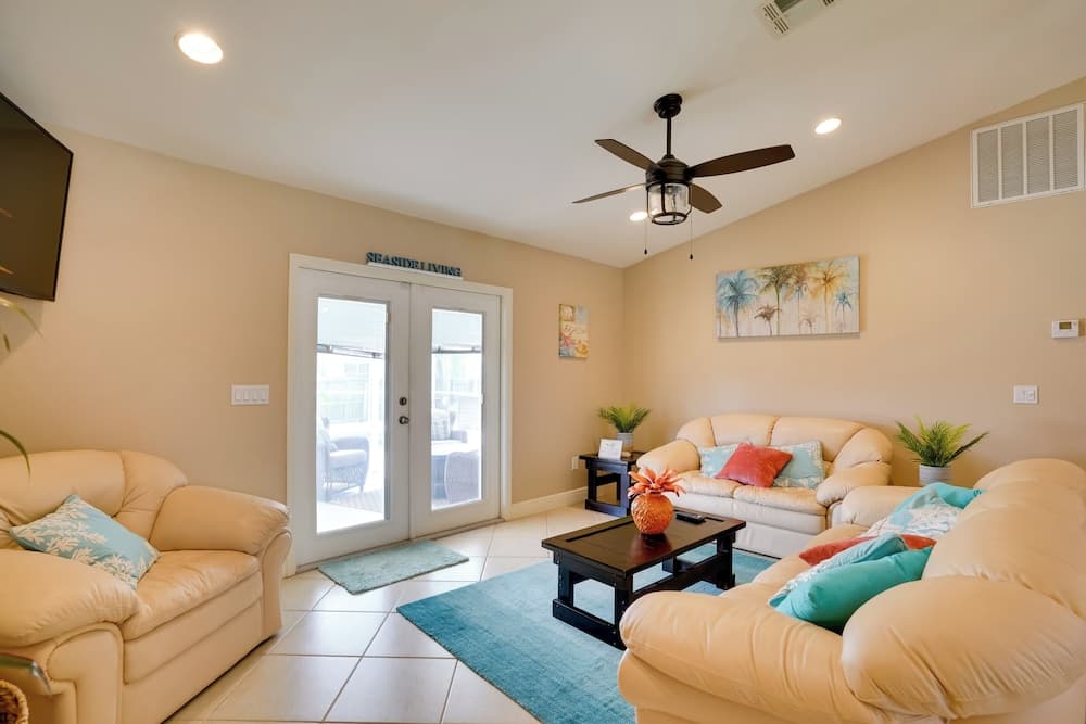 Pool & Outdoor Bar: Cape Coral Home