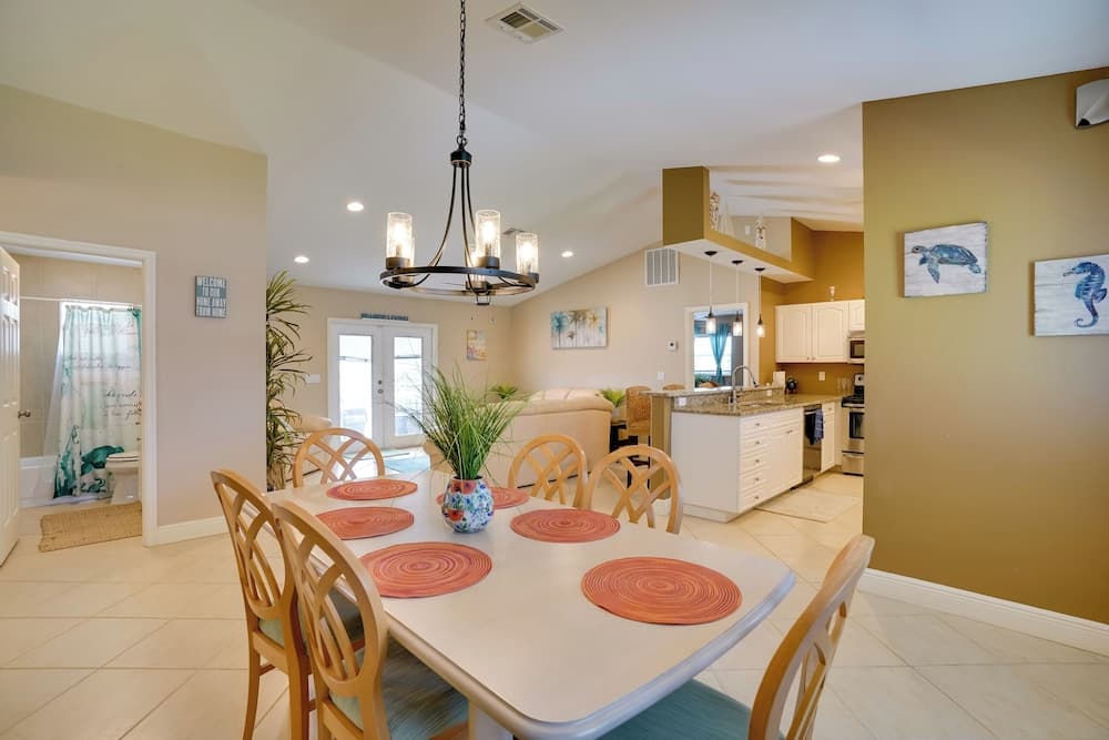 Pool & Outdoor Bar: Cape Coral Home