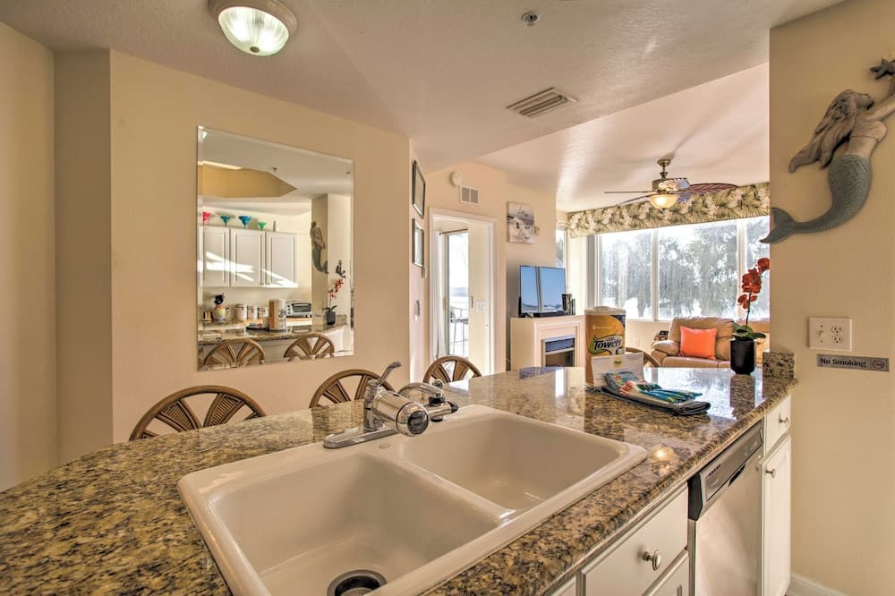 Private Balcony & Pool Access: Bayfront Retreat