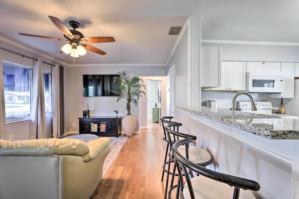 9 Mi to Beaches: Home w/ Pool & Patio in Bradenton