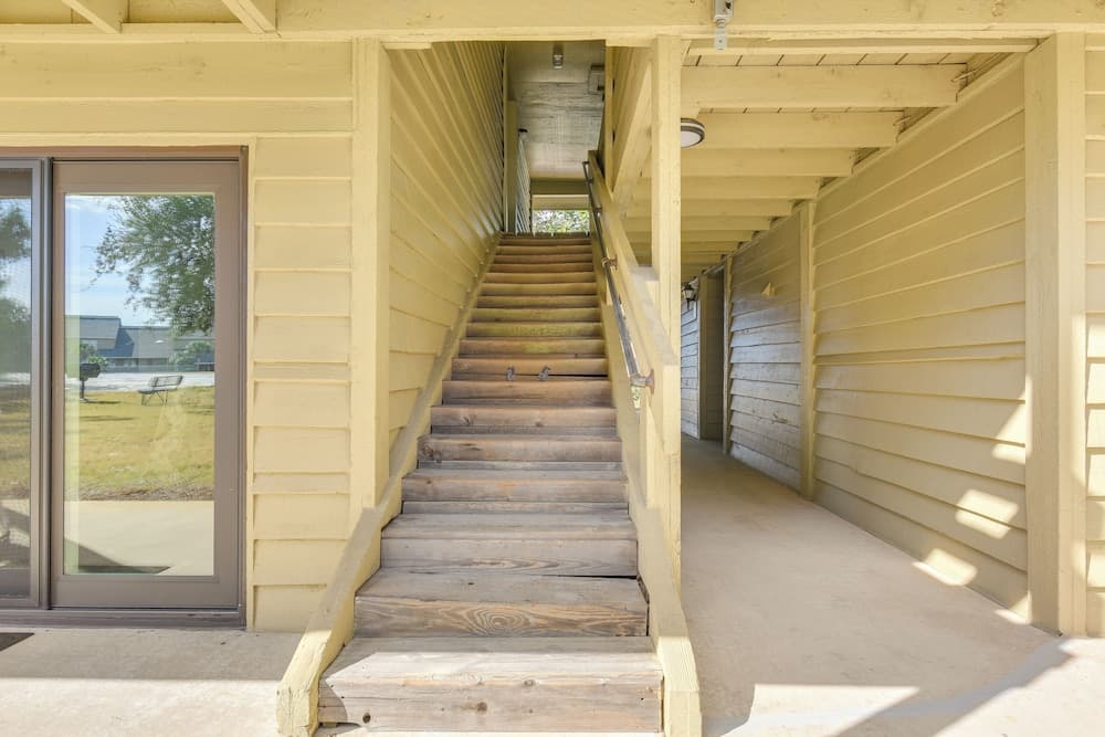 Bright Miramar Beach Condo - Walk to Beach!