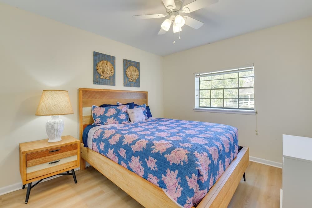 Bright Miramar Beach Condo - Walk to Beach!