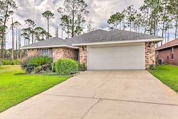 Bright Pensacola Home w/ Yard ~ 7 Mi to Beach