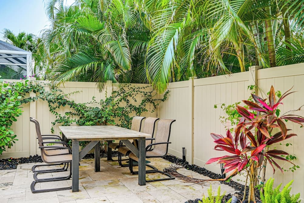 Coastal Naples Getaway ~ 2 Mi to Beaches!