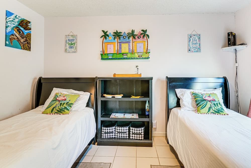 Cozy PCB Cottage ~ 1 Block to Beach!