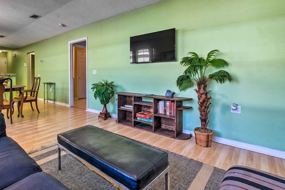 Cute Pensacola Townhome ~ 9 Mi to Downtown!