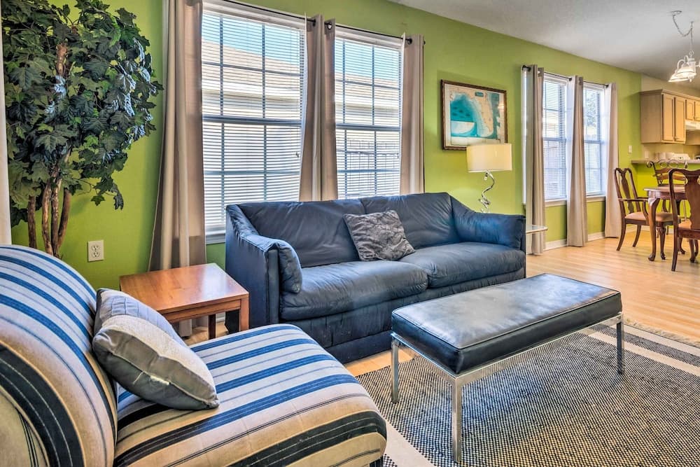 Cute Pensacola Townhome ~ 9 Mi to Downtown!