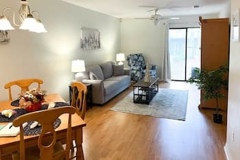 Cozy Condo ~ 5 Mi to University of Florida!