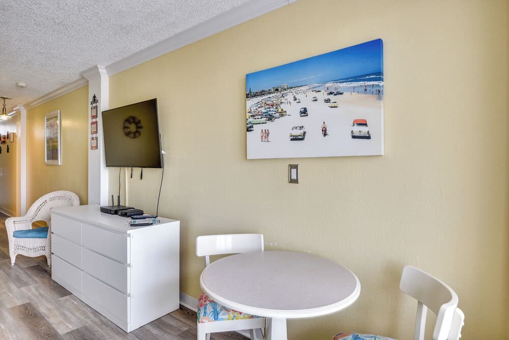 Daytona Beach Studio w/ Private Lanai 1 Mi to Pier