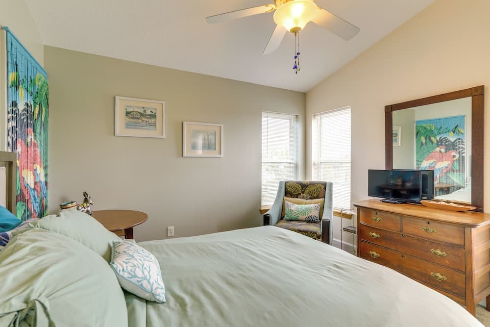 Indian Rocks Vacation Rental Condo: Steps to Beach