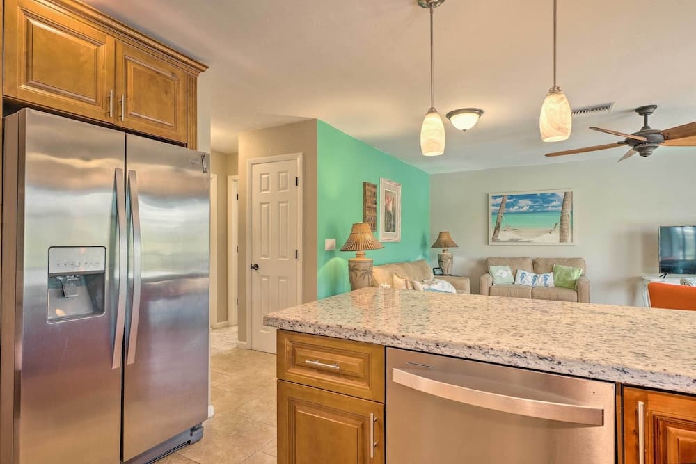 Pet-friendly Fort Myers Home w/ Patio & Grill!
