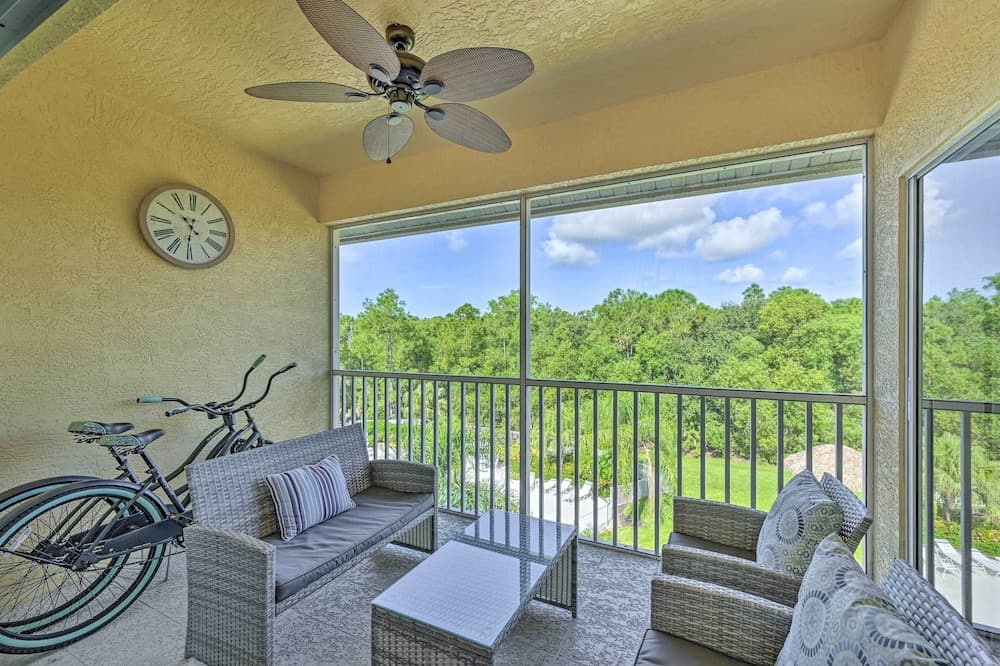 Luxe Top-floor Condo in Beautiful Lely Resort