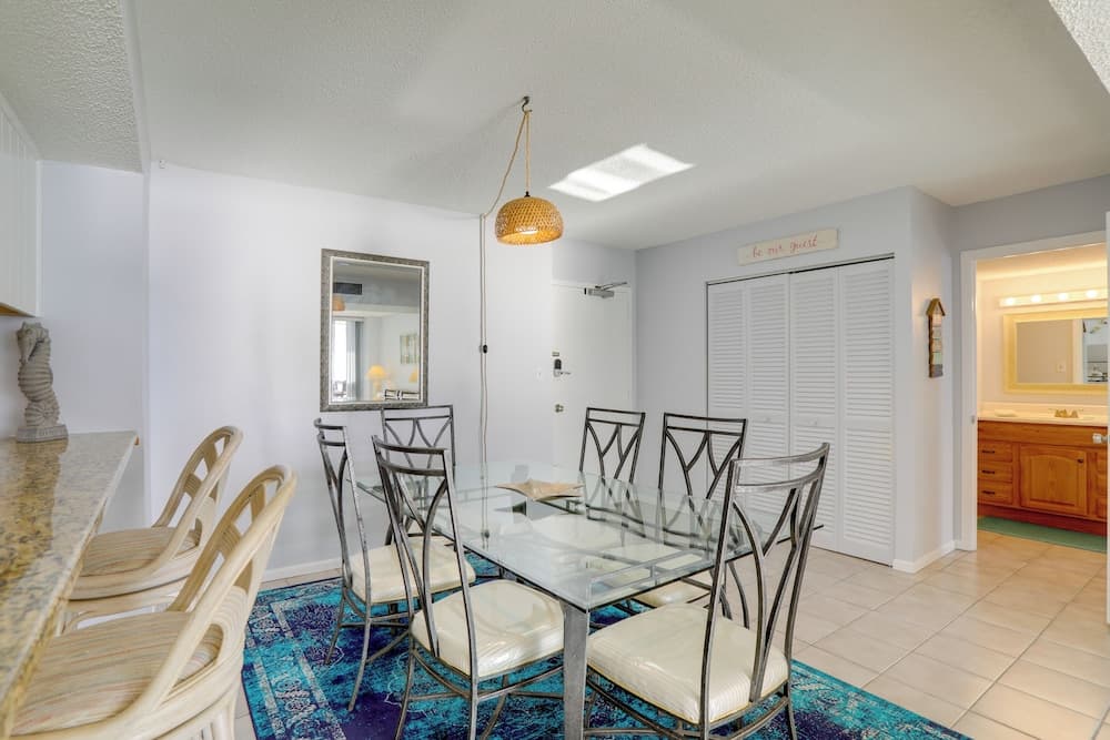 Balcony & Stunning Views: Oceanfront Condo!