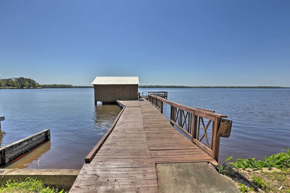 Peaceful Escape w/ Boat Dock on Lake Talquin!